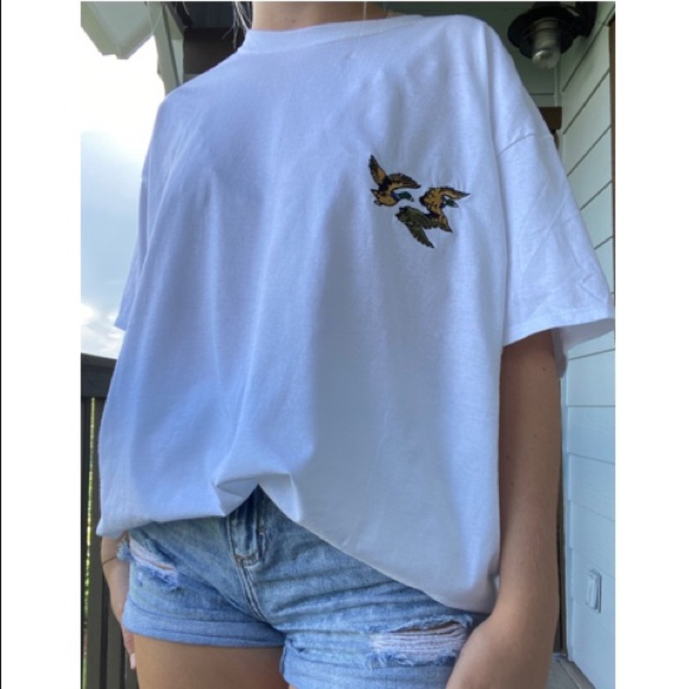 White t-shirt with embroidered geese